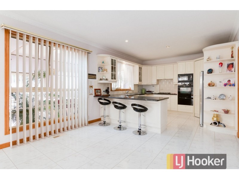 16 Barnsley Drive, Endeavour Hills VIC 3802