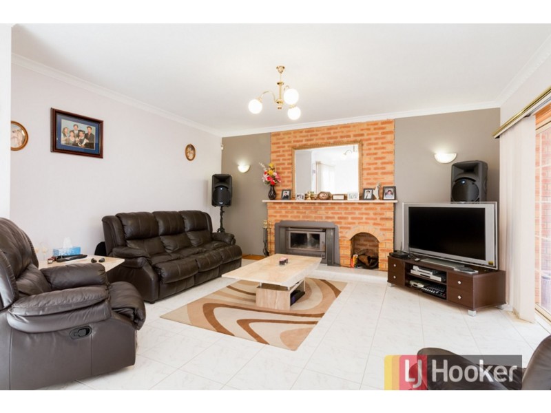 16 Barnsley Drive, Endeavour Hills VIC 3802