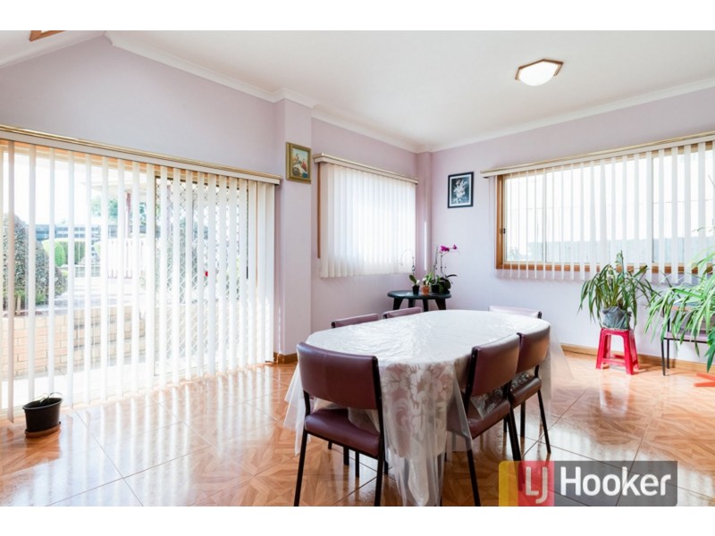 16 Barnsley Drive, Endeavour Hills VIC 3802