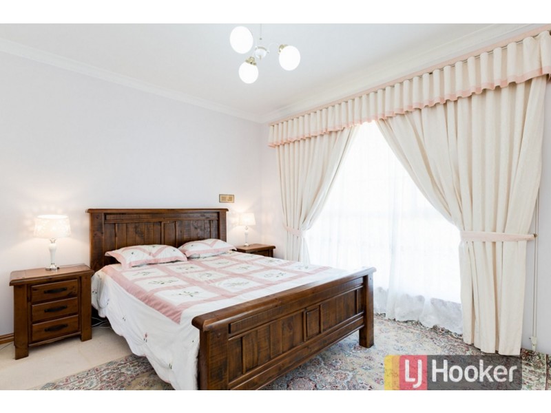 16 Barnsley Drive, Endeavour Hills VIC 3802