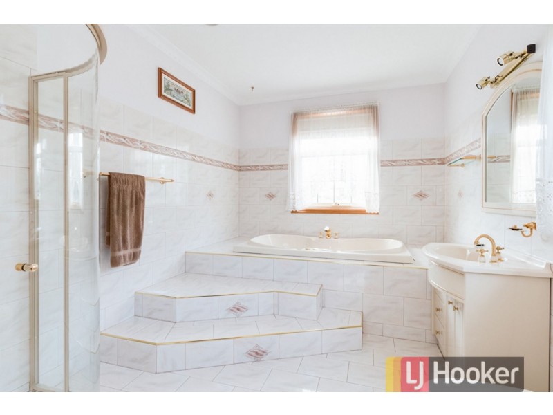 16 Barnsley Drive, Endeavour Hills VIC 3802