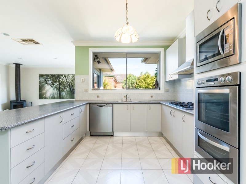 135 Gleneagles Drive, Endeavour Hills VIC 3802