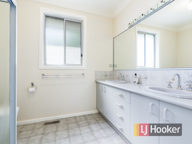 135 Gleneagles Drive, Endeavour Hills VIC 3802