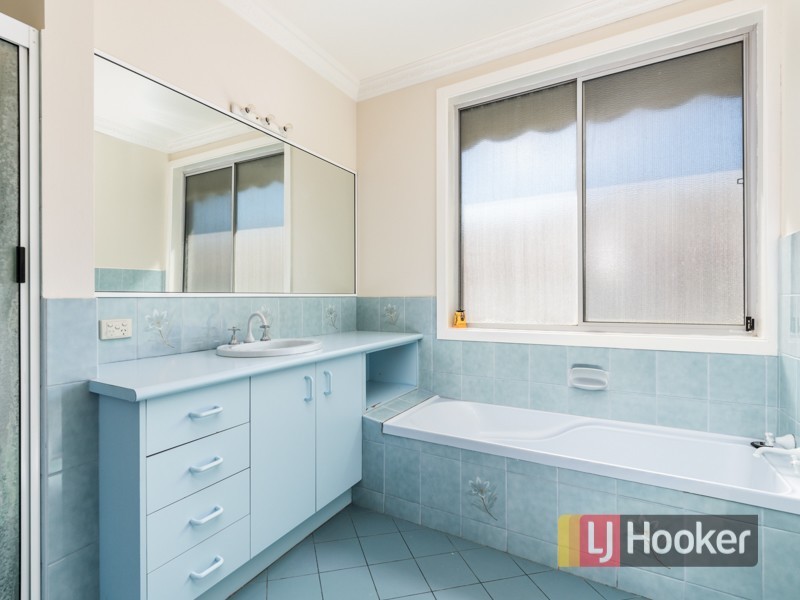 135 Gleneagles Drive, Endeavour Hills VIC 3802