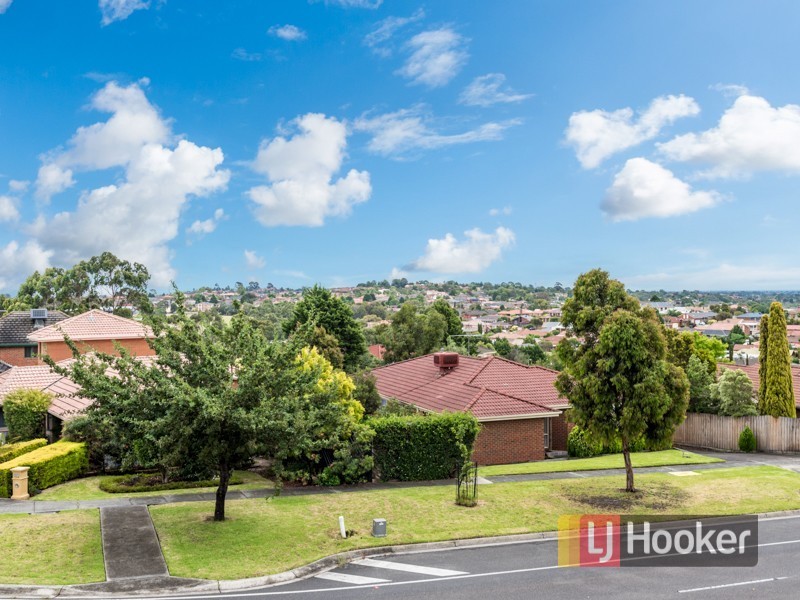 135 Gleneagles Drive, Endeavour Hills VIC 3802