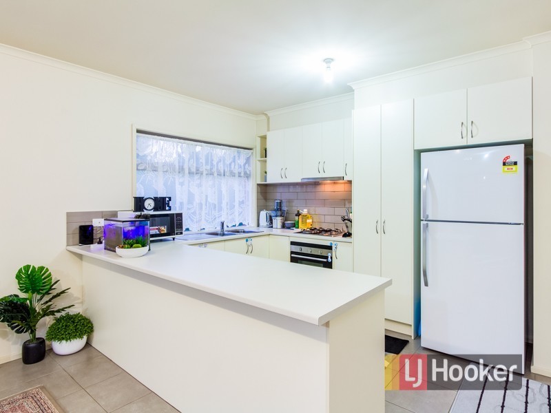 2/11 Cherry Grove, Doveton VIC 3177