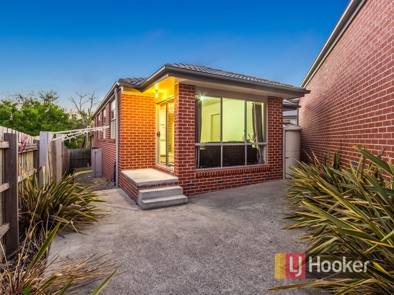 2/11 Cherry Grove, Doveton VIC 3177