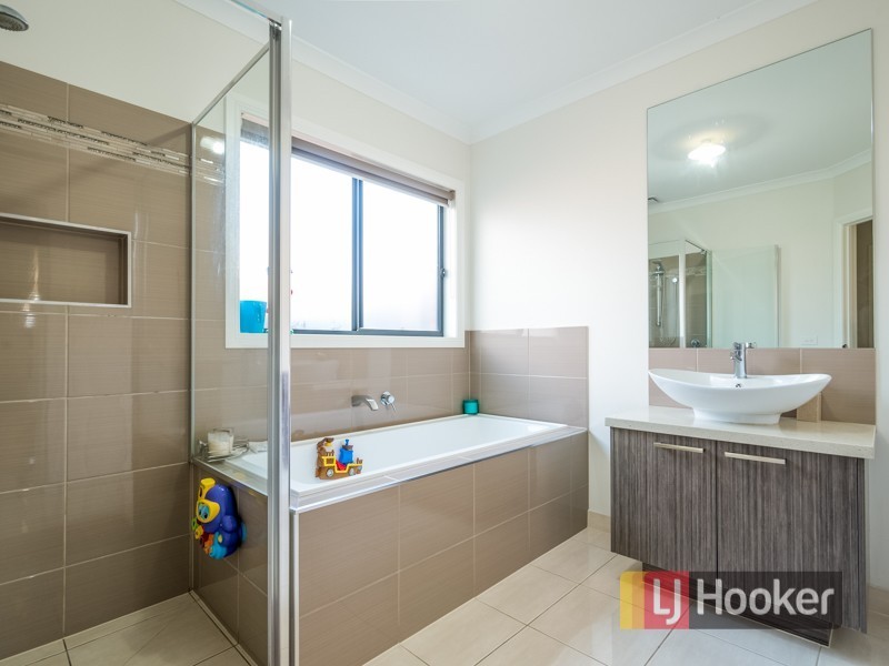 10 Featherbrook Circuit, Cranbourne North VIC 3977