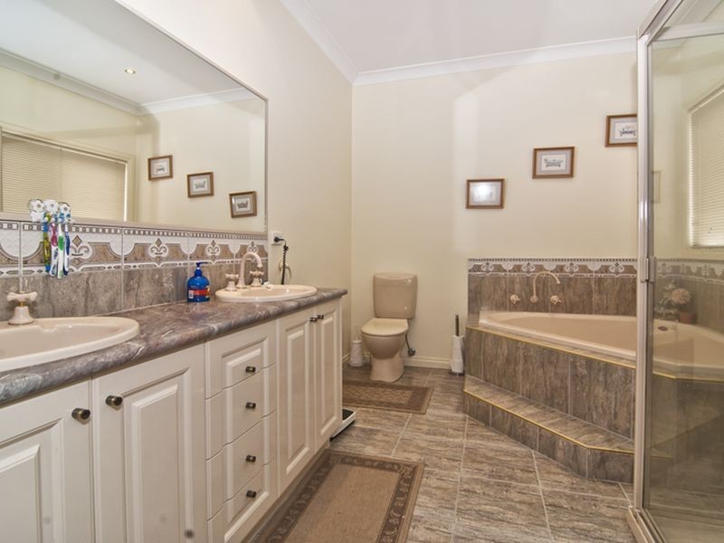 66 Lawson Way, Endeavour Hills VIC 3802