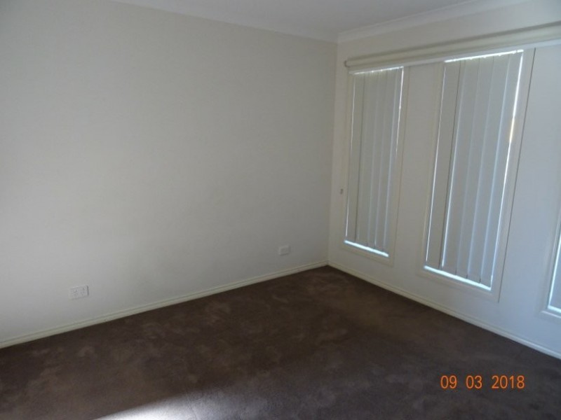 16 McClenaghan Place, Pakenham VIC 3810