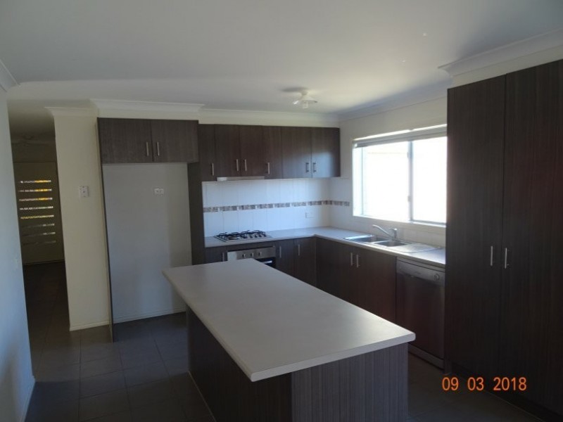 16 McClenaghan Place, Pakenham VIC 3810