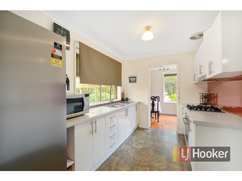 33 Chalcot Drive, Endeavour Hills VIC 3802