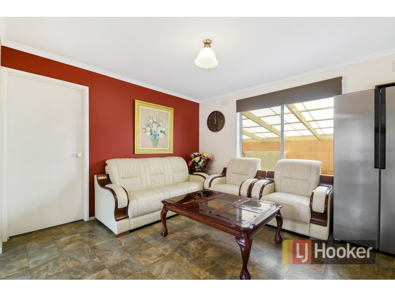 33 Chalcot Drive, Endeavour Hills VIC 3802