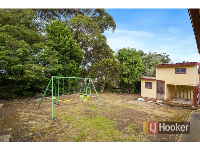 33 Chalcot Drive, Endeavour Hills VIC 3802