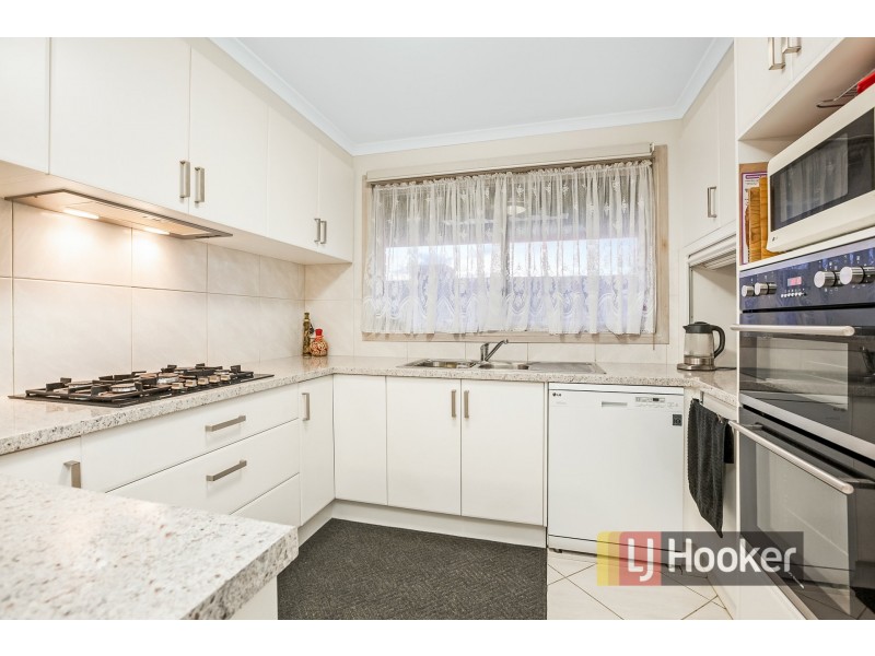 19 Barnsley Drive, Endeavour Hills VIC 3802