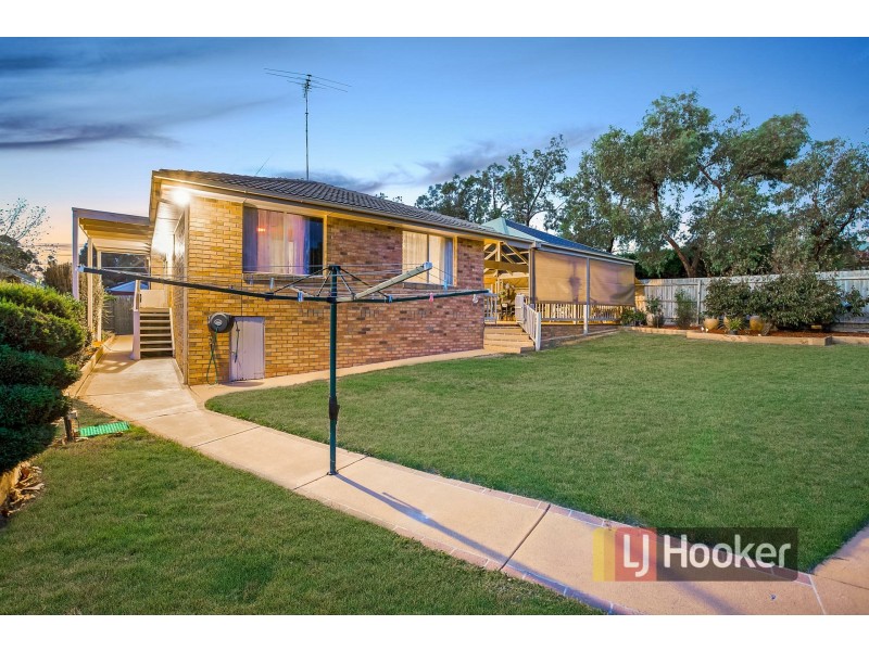 19 Barnsley Drive, Endeavour Hills VIC 3802
