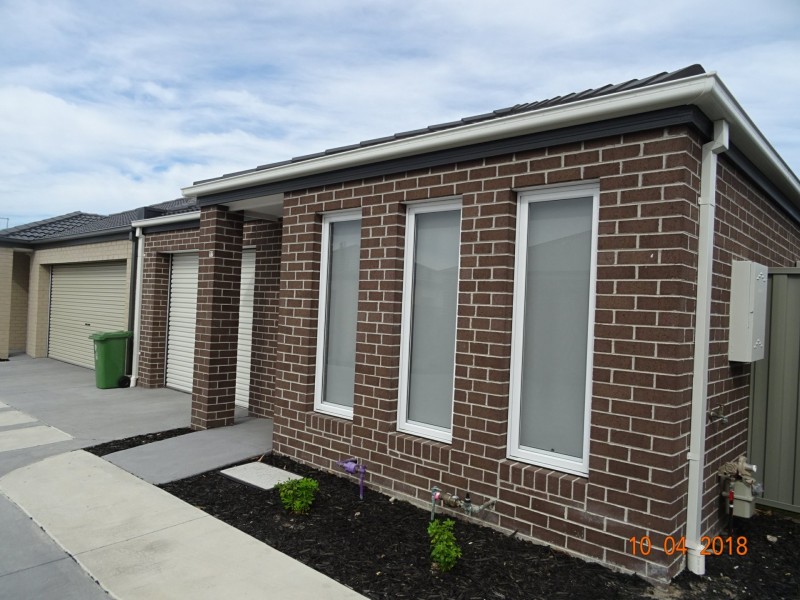 17 Renlik Circuit, Cranbourne VIC 3977