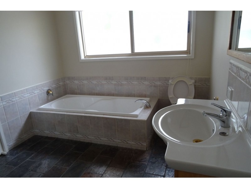 2 Whitestone Court, Endeavour Hills VIC 3802