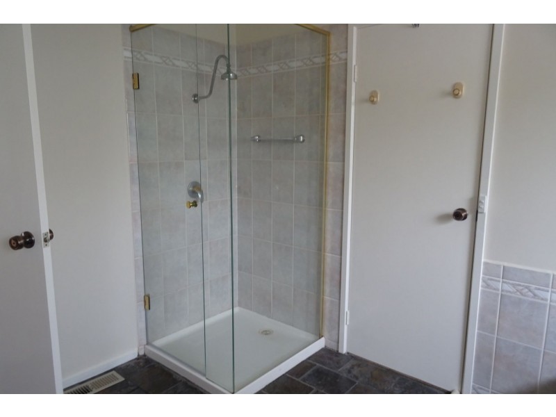 2 Whitestone Court, Endeavour Hills VIC 3802