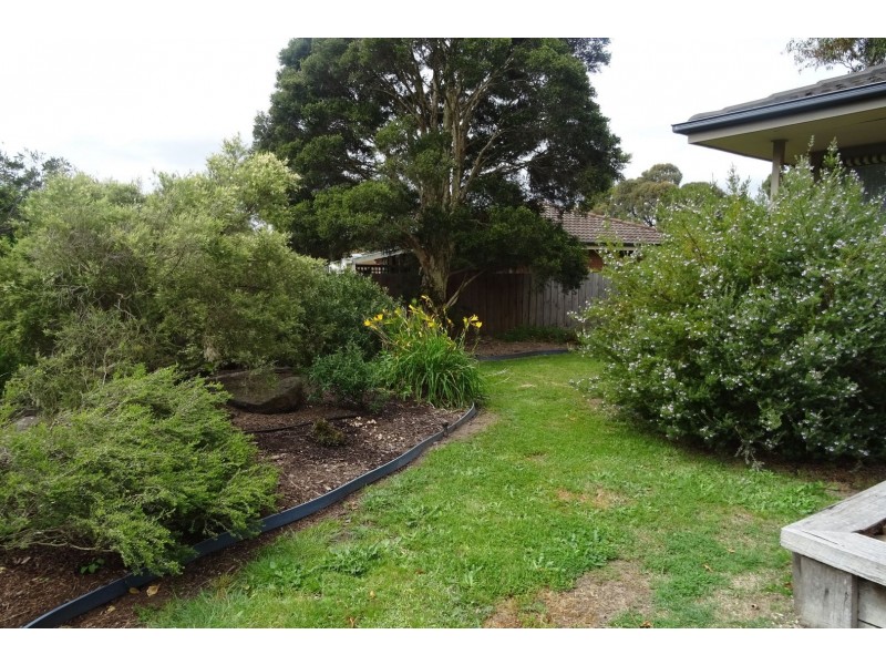 2 Whitestone Court, Endeavour Hills VIC 3802