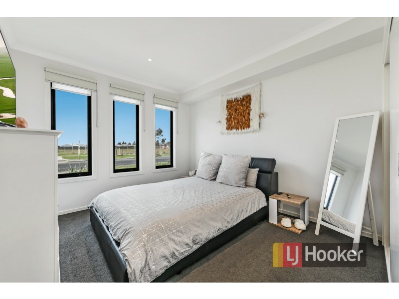 18 Bentley Lane, Clyde North VIC 3978