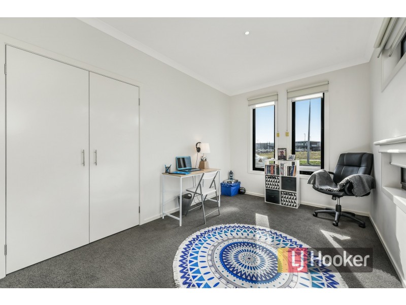 18 Bentley Lane, Clyde North VIC 3978