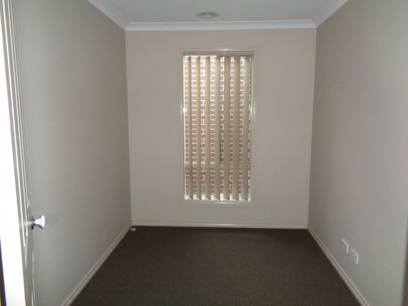 18 Blackledge Drive, Cranbourne East VIC 3977