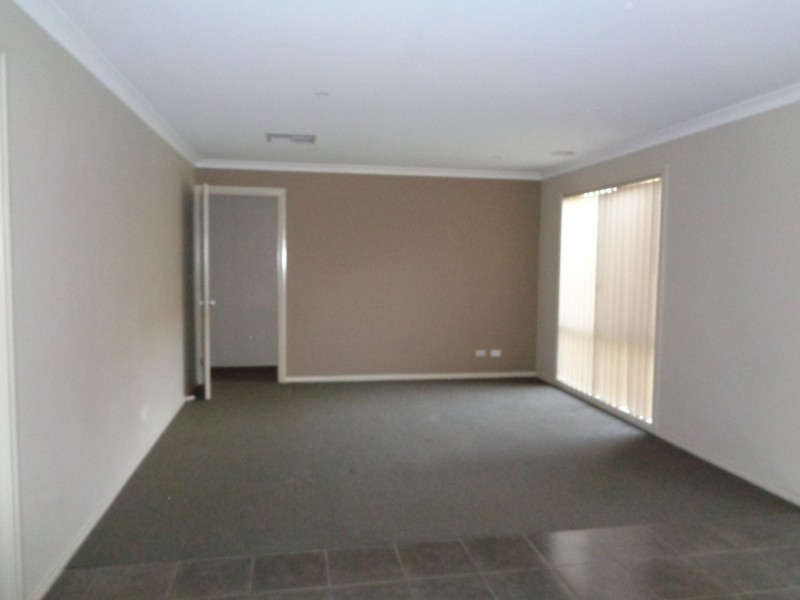 18 Blackledge Drive, Cranbourne East VIC 3977