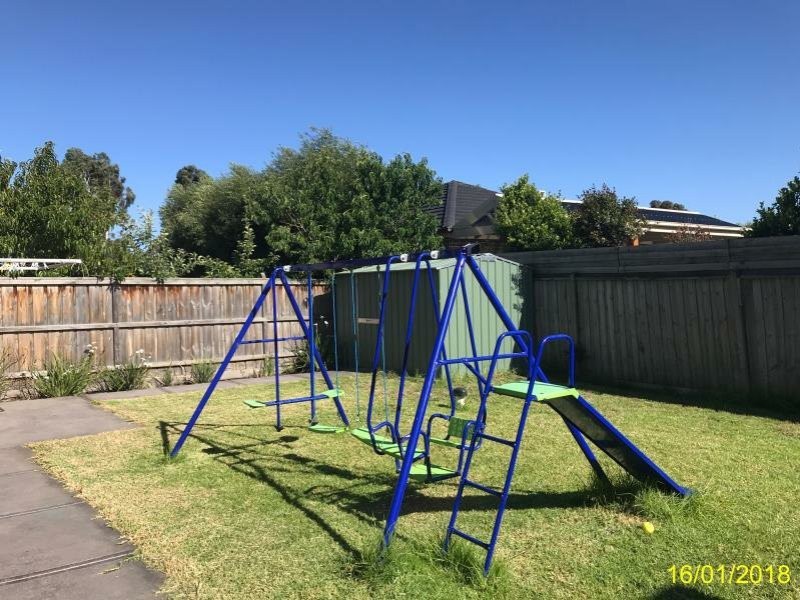 18 Blackledge Drive, Cranbourne East VIC 3977