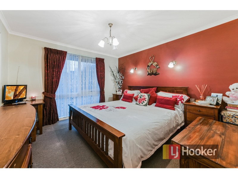 48 Ravenhill Crescent, Endeavour Hills VIC 3802