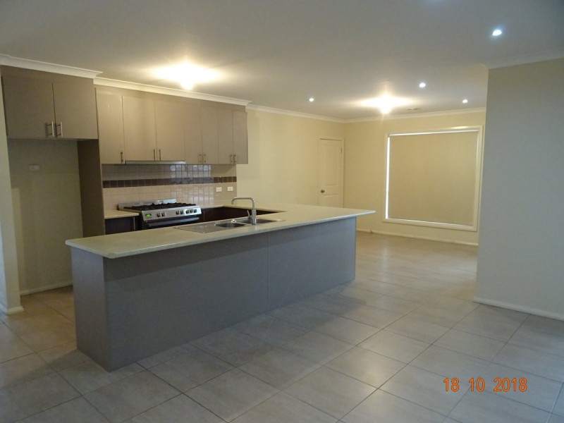 144 Paterson Drive, Lynbrook VIC 3975