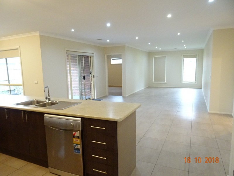 144 Paterson Drive, Lynbrook VIC 3975