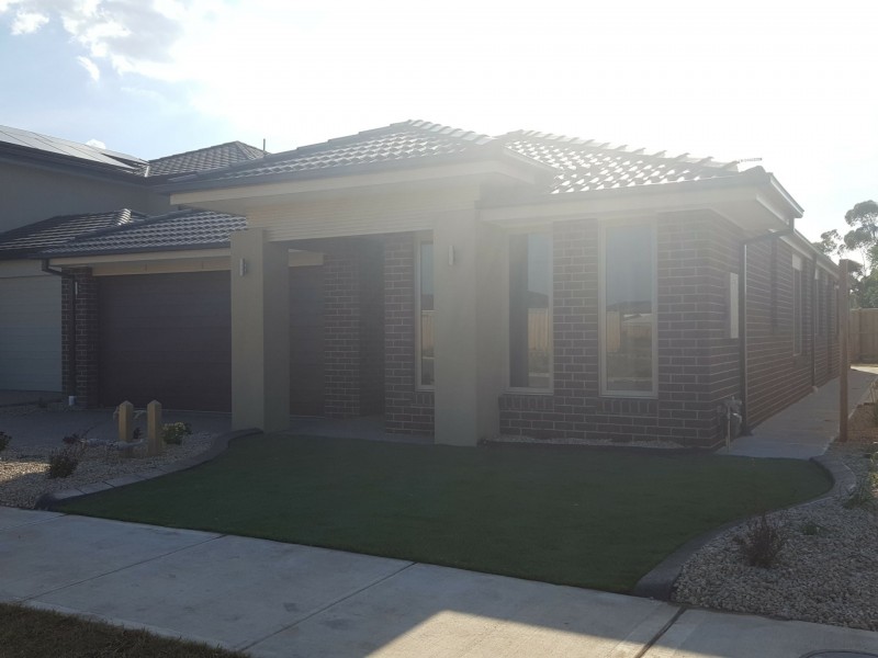 32 Speargrass Close, Clyde North VIC 3978