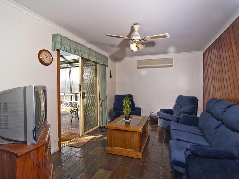 8 Camellia Court, Doveton VIC 3177
