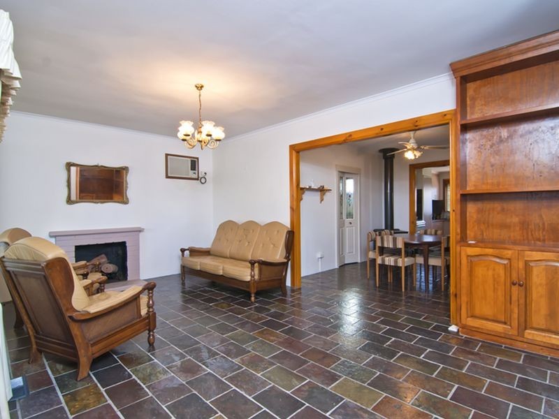 8 Camellia Court, Doveton VIC 3177