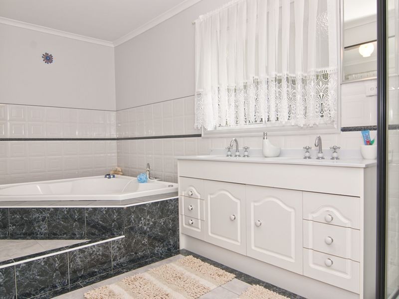 10 Hanna Drive, Endeavour Hills VIC 3802