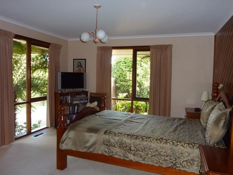 11 Giles Retreat, Endeavour Hills VIC 3802
