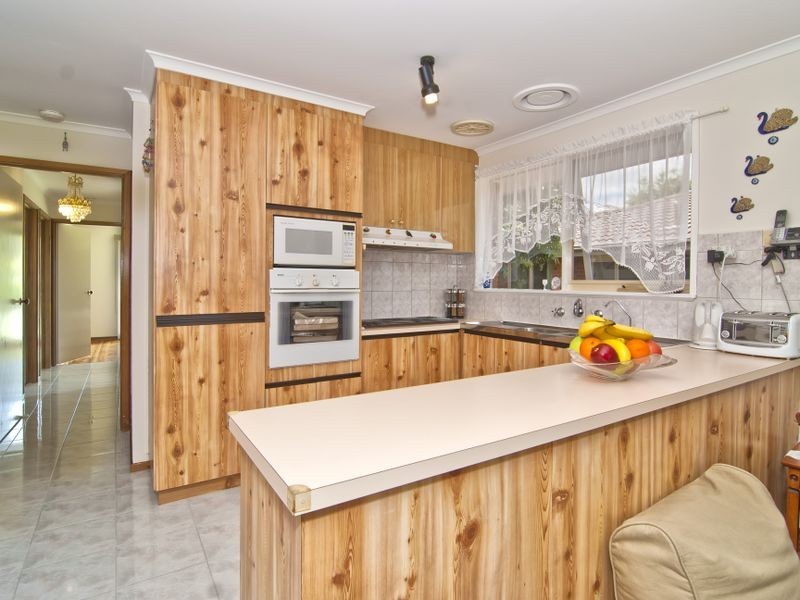 9 Inverness Street, Endeavour Hills VIC 3802