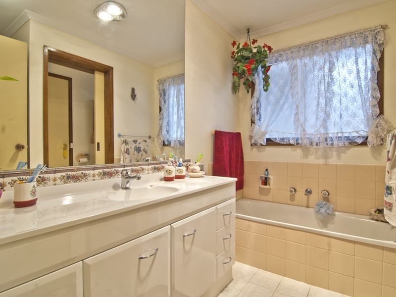 3 Rhonda Close, Endeavour Hills VIC 3802