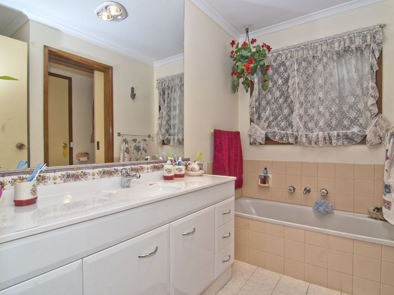 3 Rhonda Close, Endeavour Hills VIC 3802