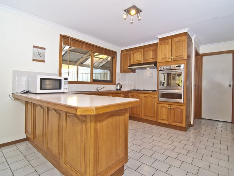 24 Huxley Crescent, Endeavour Hills VIC 3802