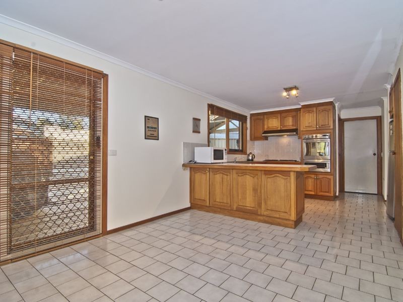 24 Huxley Crescent, Endeavour Hills VIC 3802