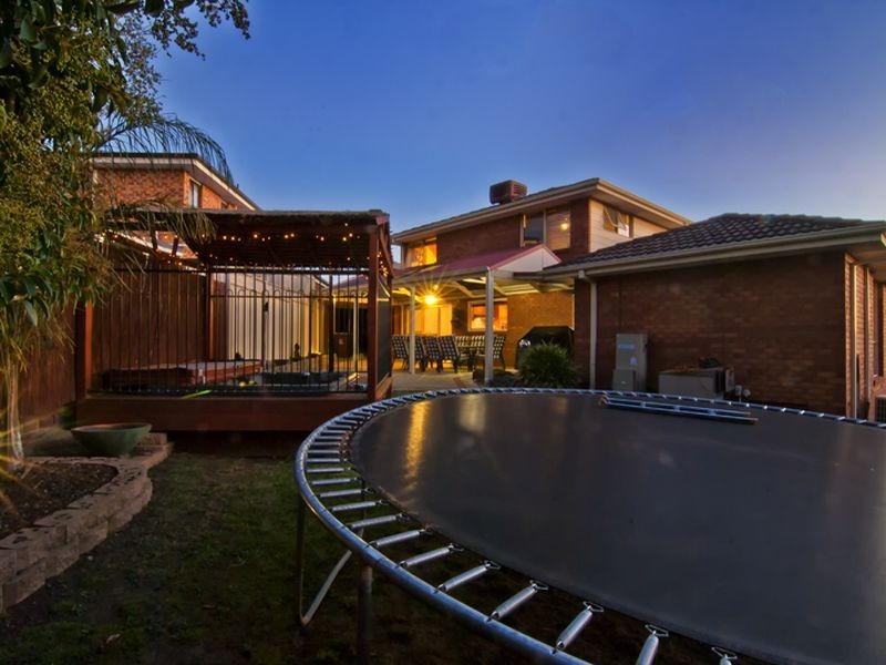 24 Huxley Crescent, Endeavour Hills VIC 3802