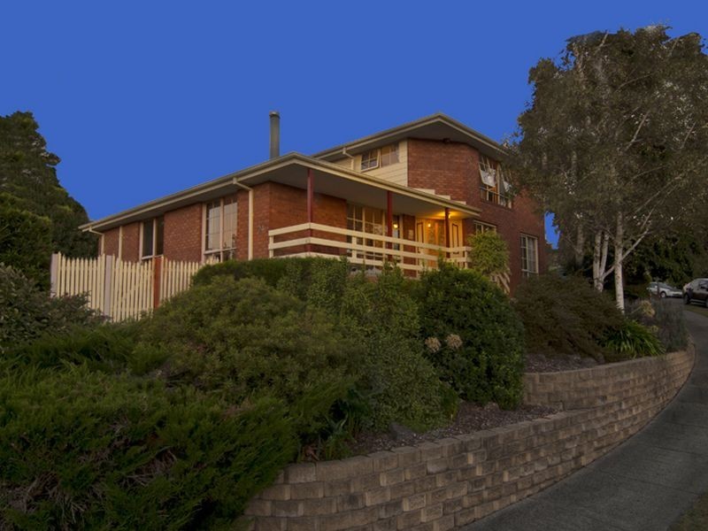 24 Huxley Crescent, Endeavour Hills VIC 3802