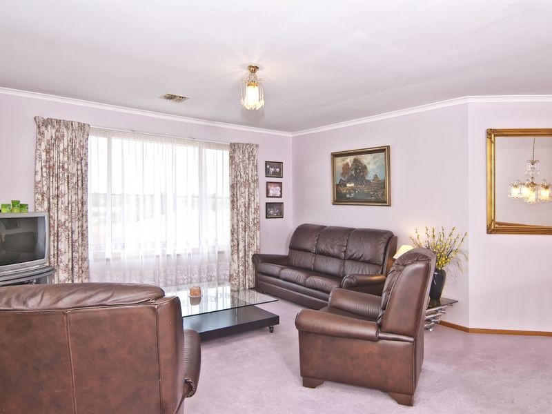 2 Lockley Close, Endeavour Hills VIC 3802