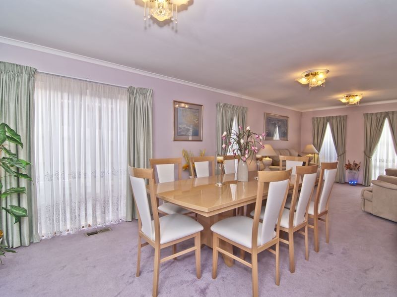 2 Lockley Close, Endeavour Hills VIC 3802