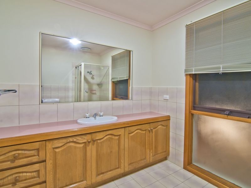 8 Antrim Close, Endeavour Hills VIC 3802