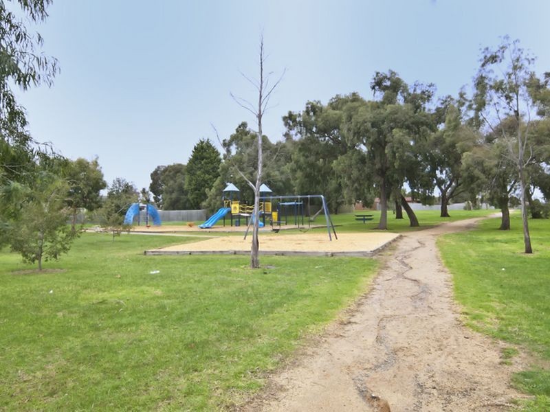 32 Cliffton Way, Endeavour Hills VIC 3802