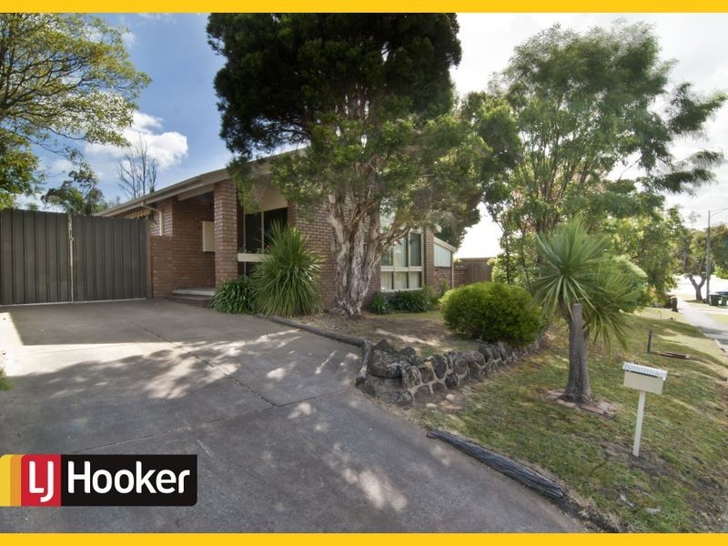 62 Chalcot Drive, Endeavour Hills VIC 3802