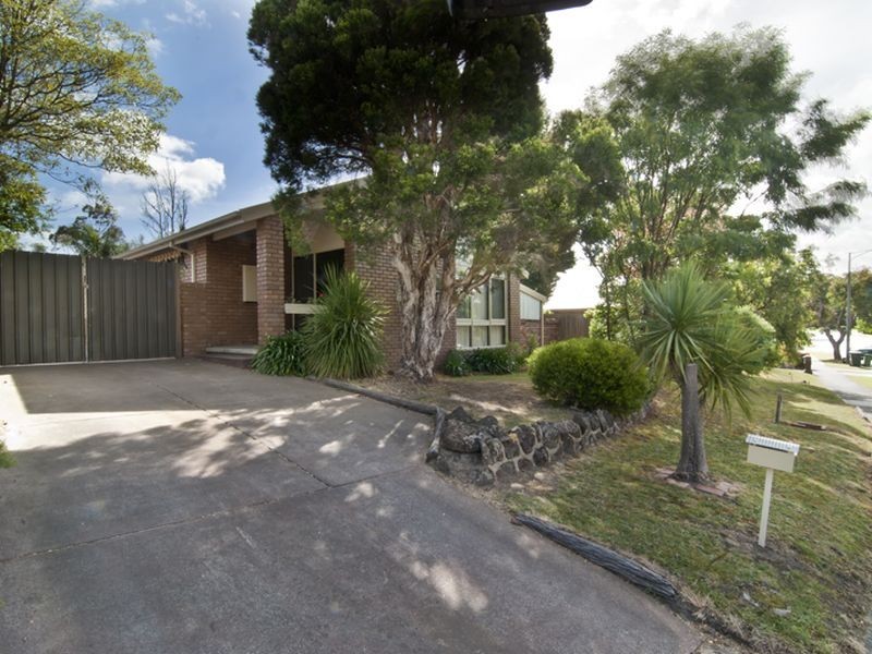 62 Chalcot Drive, Endeavour Hills VIC 3802